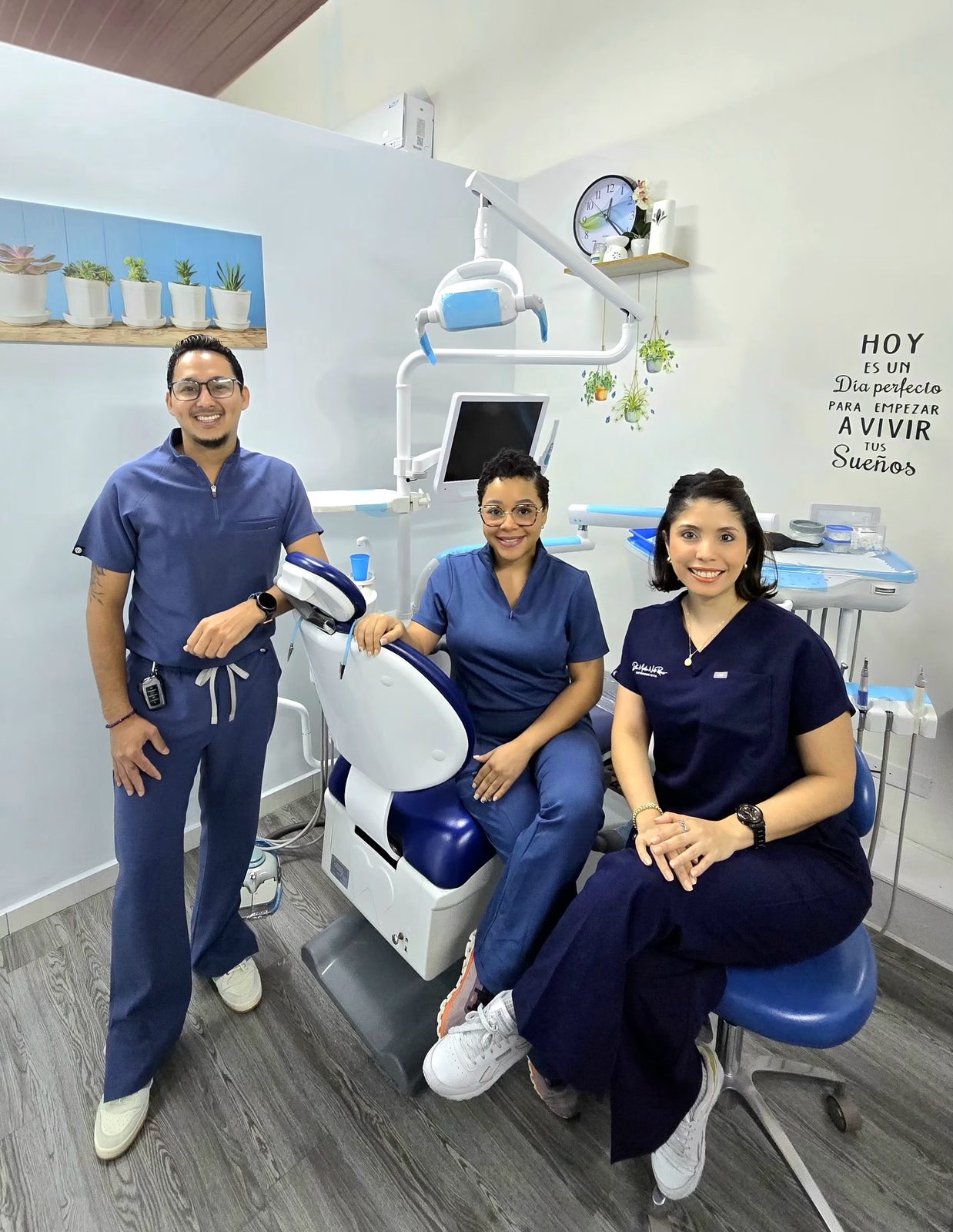 Equipo de Clínica Dental Tu Real Sonrisa en consulta